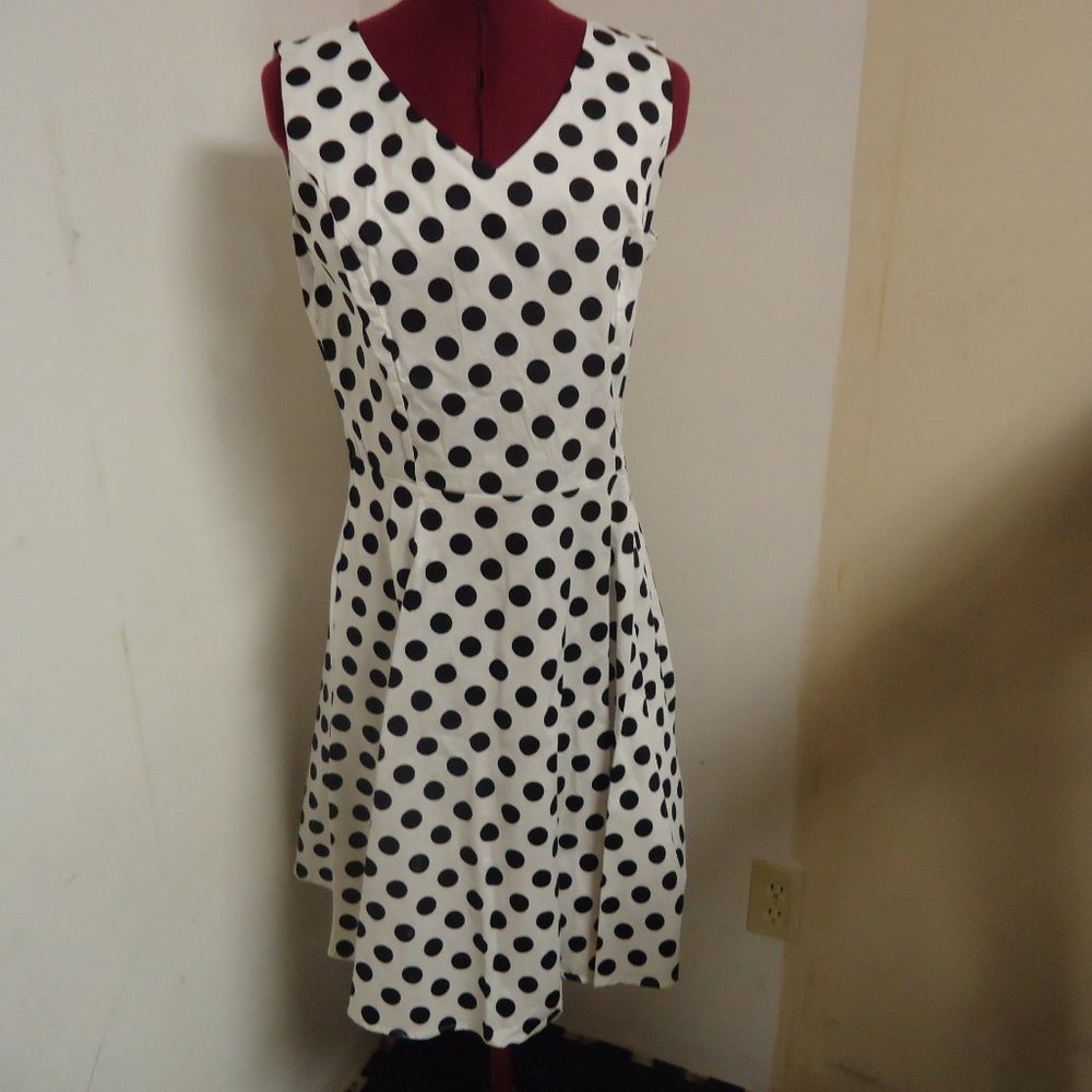 Sucrefas Size 8 White with Black Polka Dot Swing Dress